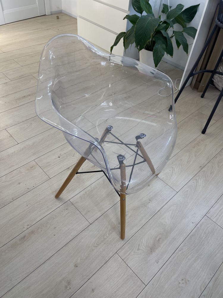 Продаю стулья прозрачные