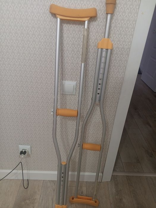 Продам костыли новые