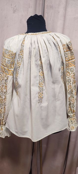 Ie tradițională damă