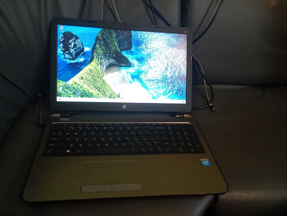 Лаптоп HP с SSD, 15 инчов, работи + подарък нова мишка