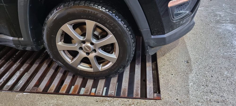 Anvelope iarnă 225 60 R17 și jante în stare excelentă + anvelope vară