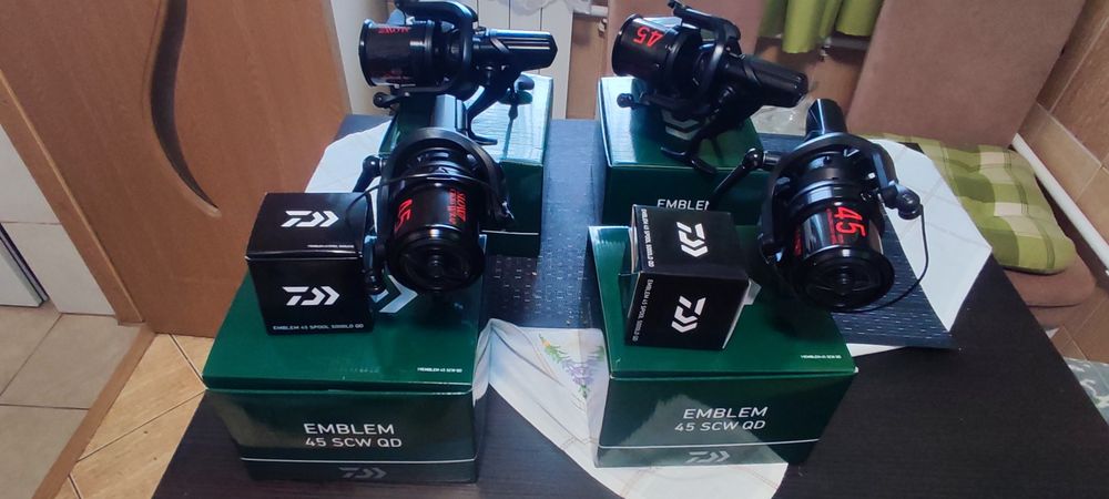 Vând 4 Mulinete Daiwa Emblem 45 SCW QD