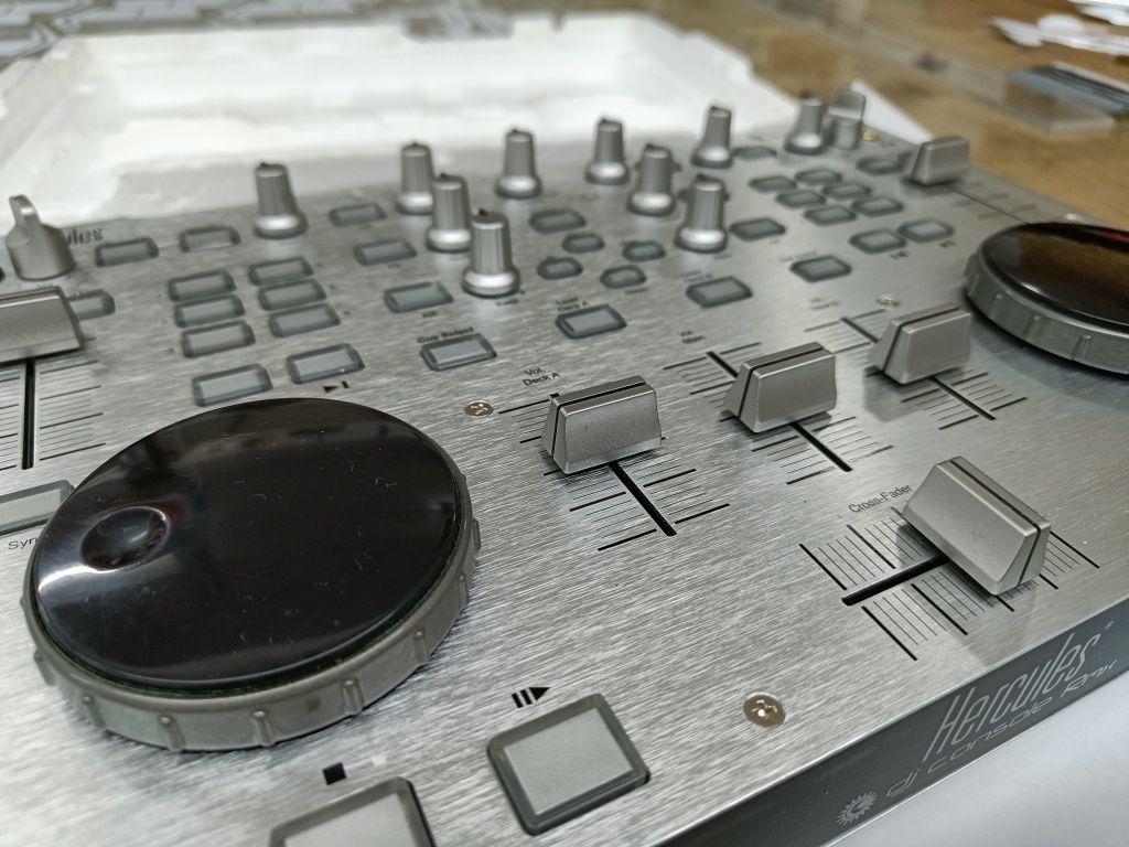 Consola dj Hercules RMX
