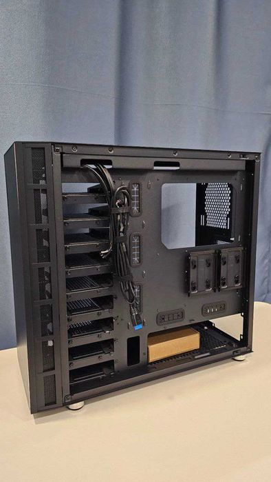 Корпус HUNTKEY Alpha  размера  Full Tower, состояние идеальное