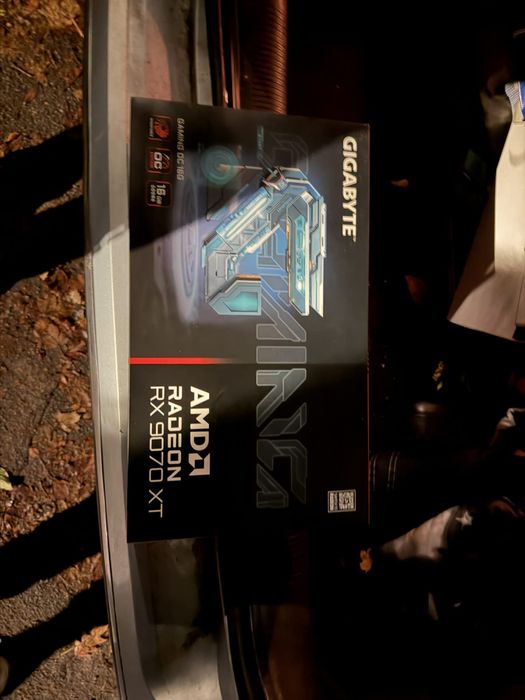 Gigabyte Radeon RX 9070 XT 16GB GDDR6 Gaming OC Placă Grafică