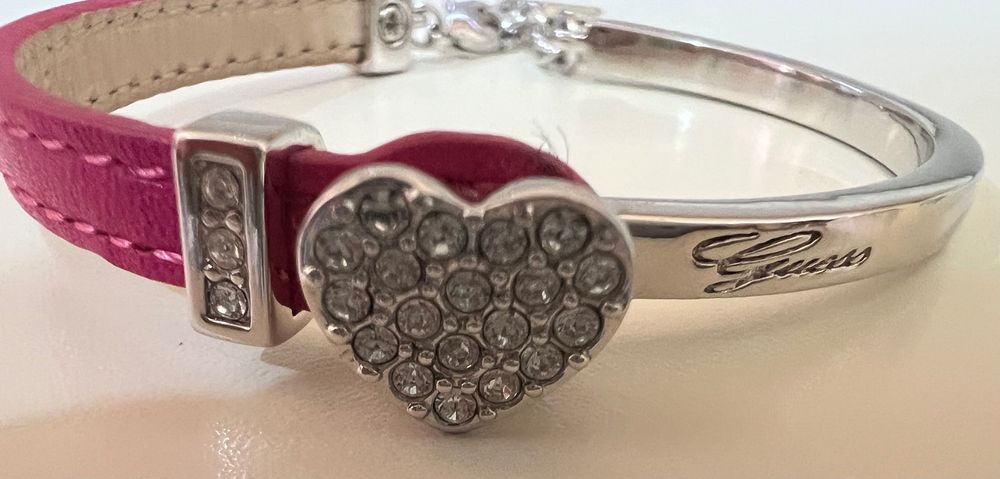 Женска гривна Guess