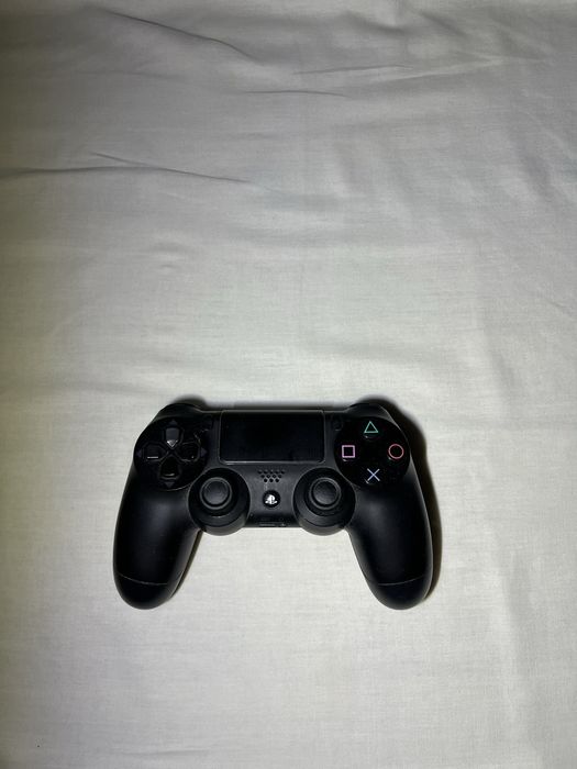 PS 4 (1 TB) + 2 gamepad + 2 game