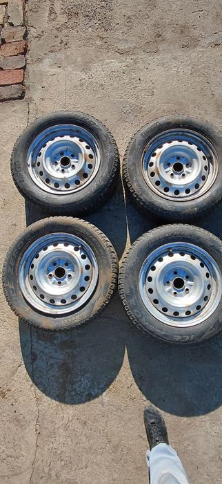 Продается зимние шины (шипы)