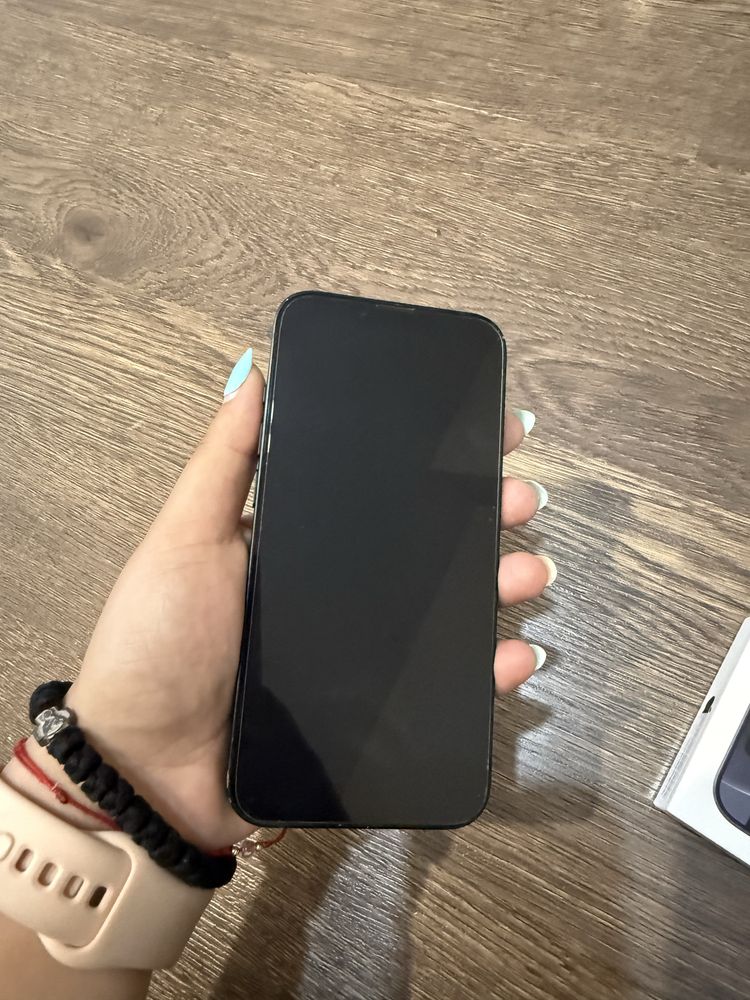 iPhone 13 черен и син
