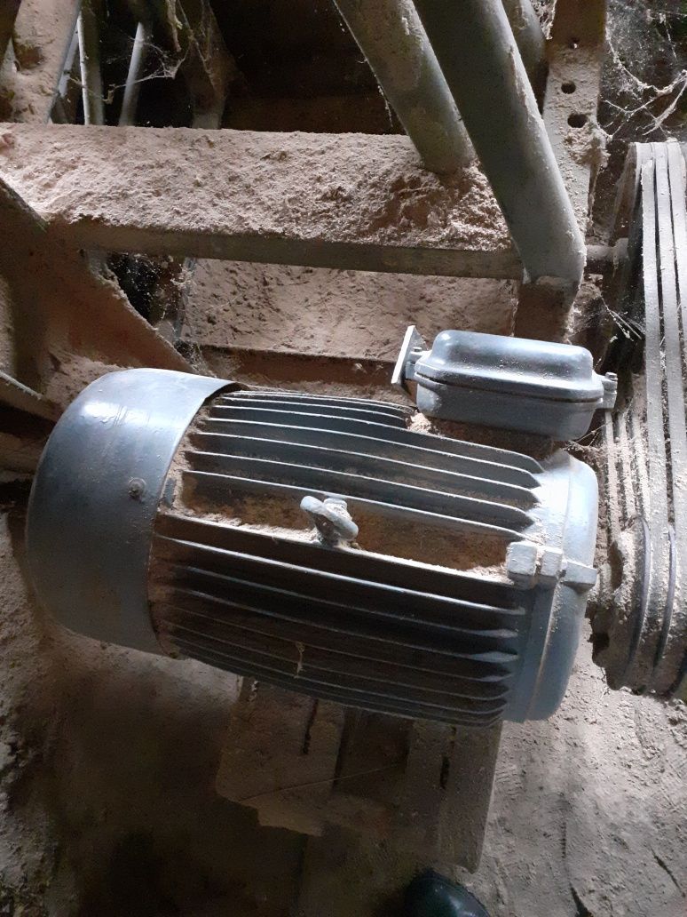Motor 15kw 1500 turații cu talpă în stare de functionare