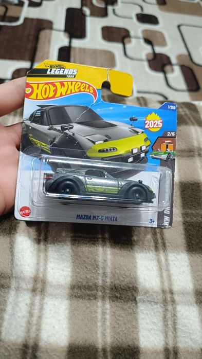 Продам Машинку Hotwheels (Mazda mx-5 miata)