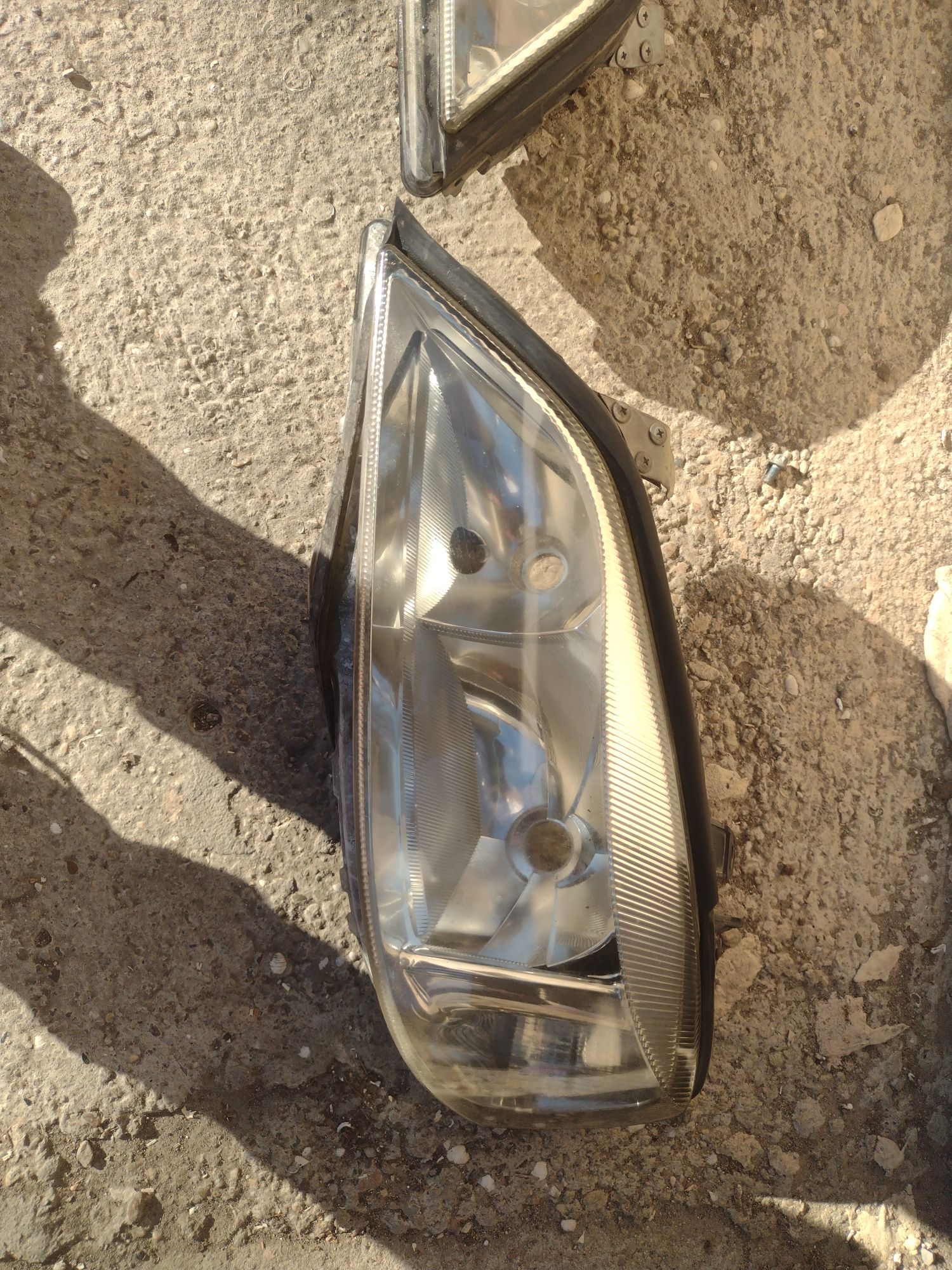 Продавам фарове за opel astra g