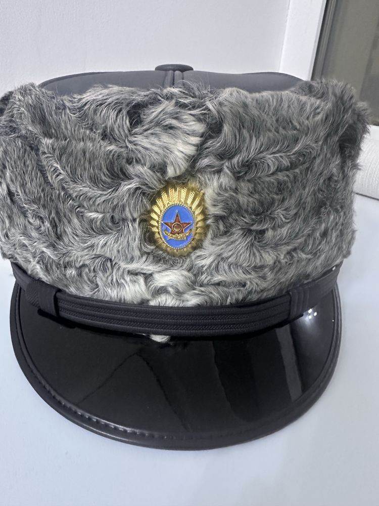 Продам офицерскую шапку из меха каракульчи, с козырьком, размер 60……..