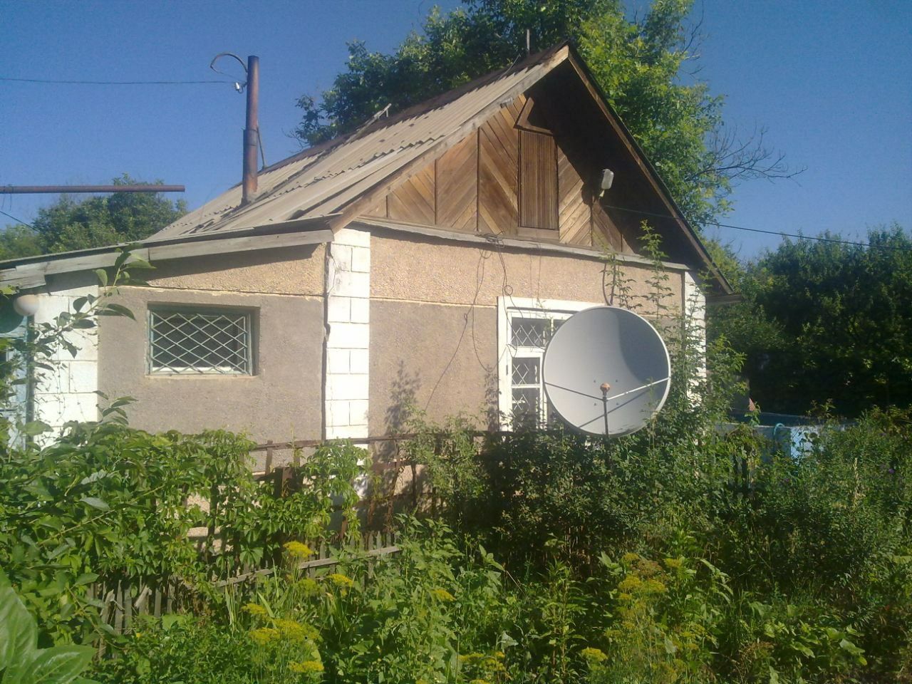 Продаётся дача дом из 3 комнат, уч 8 соток, имеется гараж ,баня ,басей