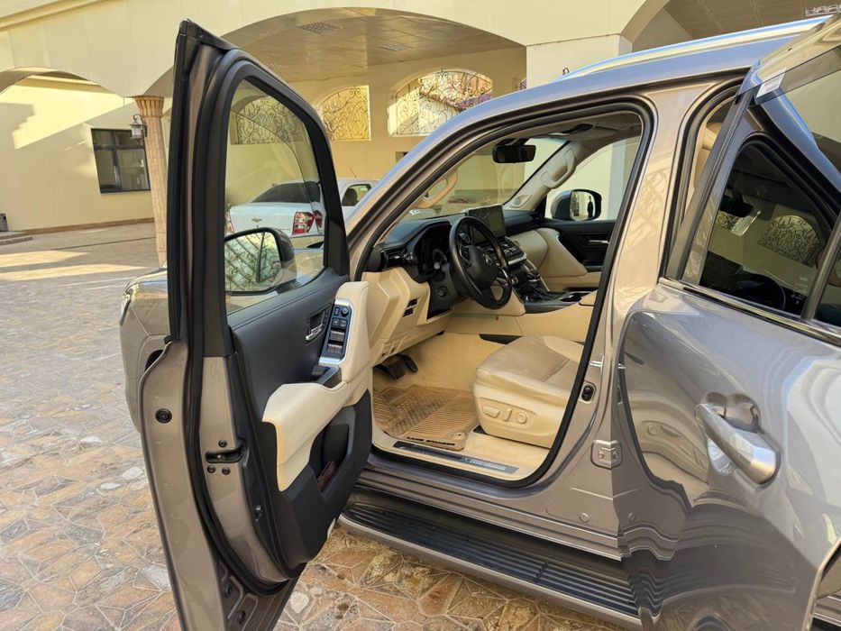 Toyota land cruiser 300