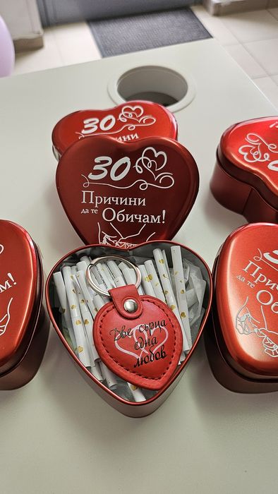 Комплект "30 Причини да те Обичам!" в метална кутия/Свещ сърце