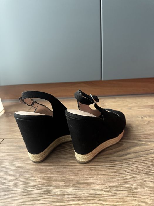 Черни велурени сандали на платформа