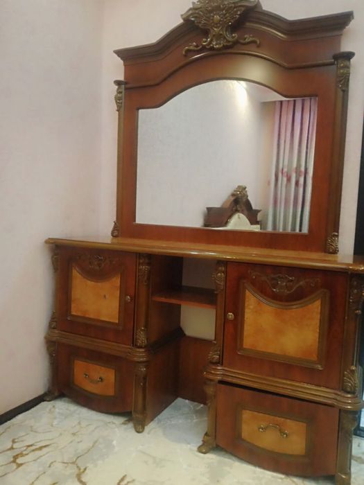 Spalni tosh oynasi bilan