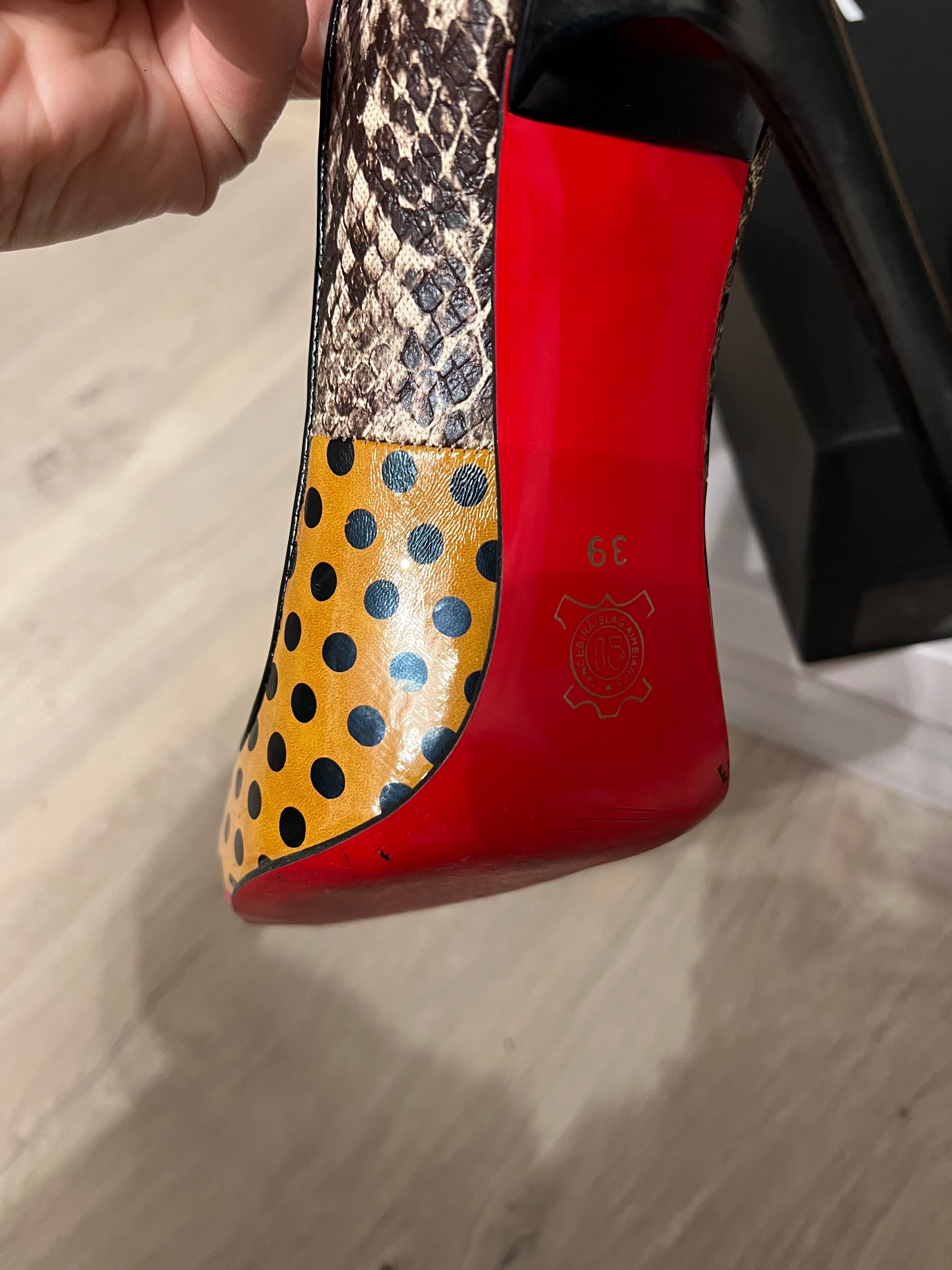 Обувки на ток с червена подметка