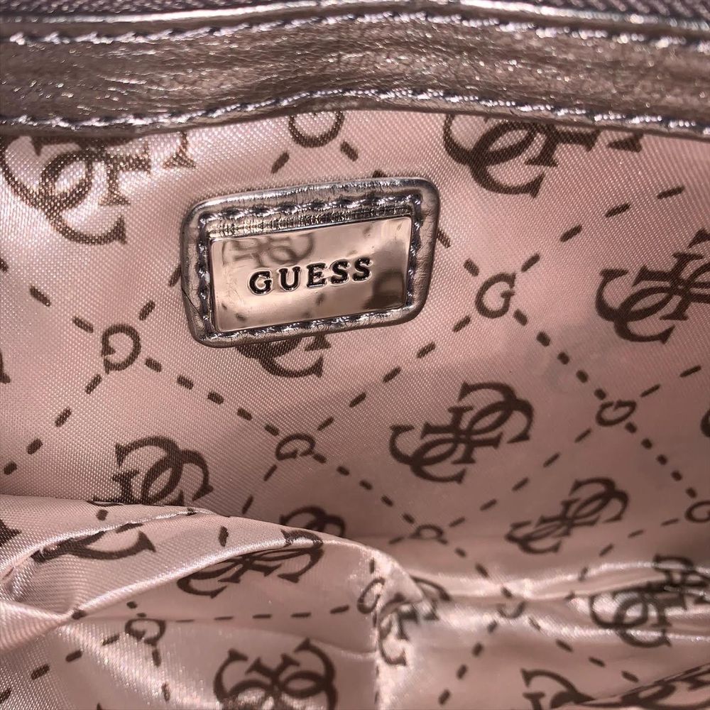 Чатна / Клъч, Guess