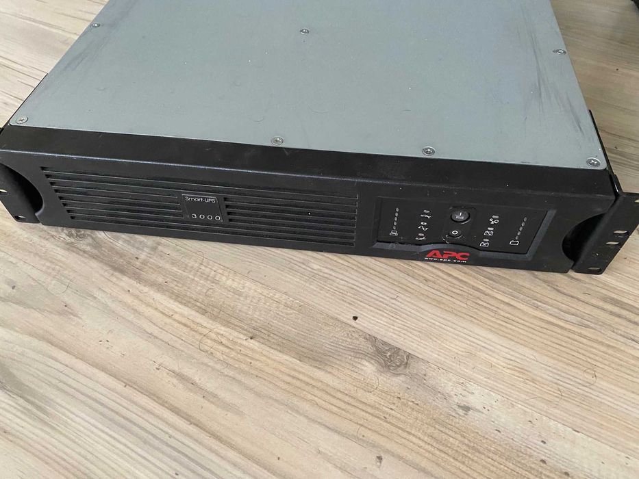 UPS APC SUA2200 rmi2U / SUA3000 rmi2U echipate cu baterii