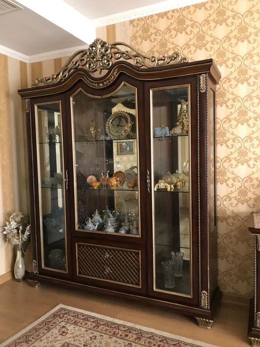 мебель (витрина, комод и стулья)