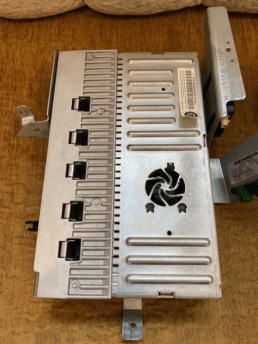 Sistem audio Harman Kardon Mercedes S W221 : Amplificator / Subwoofer