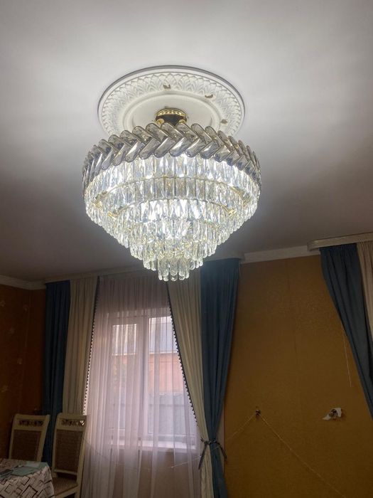 Продаются стильные потолочные люстры.
