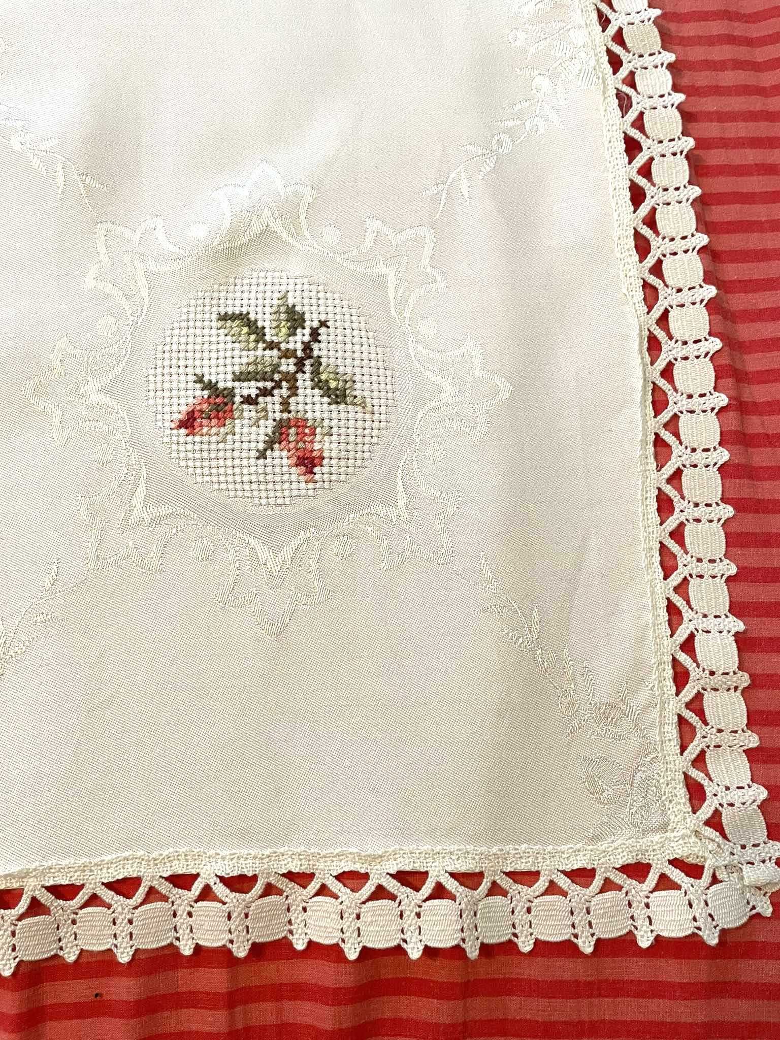 Красива покривка с дантела и ръчна бродерия рози от Англия