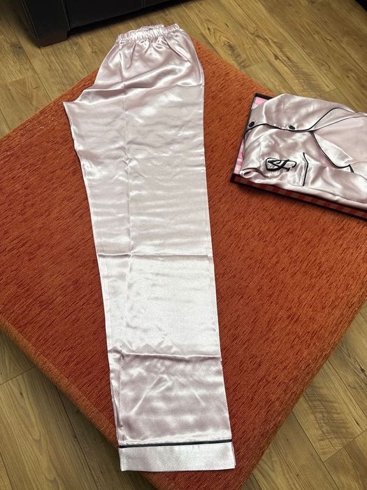 Pijama VS din satin marimea M disponibila