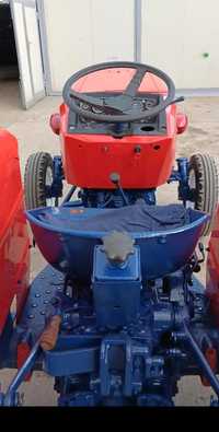 Vând tractor universal