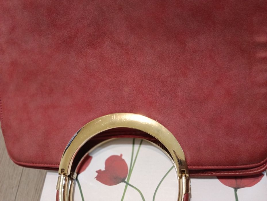 Vând geantă de mână deosebită