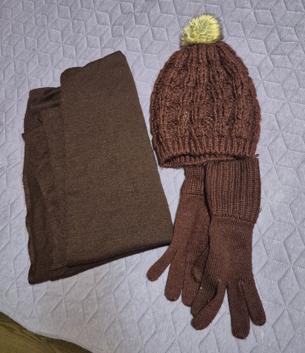 Шапка, шал и ръкавици в  бордо