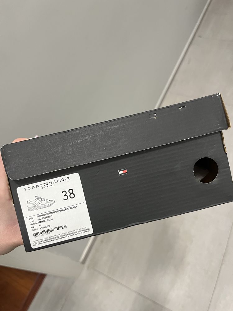 Оригинални маратонки на Tommy Hilfiger