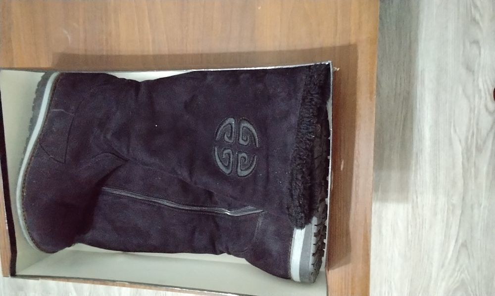 Продаю зимние женские сапоги.