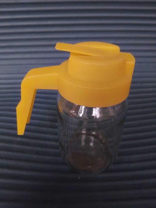 Буркан с дръжка и дозатор за мед или др.