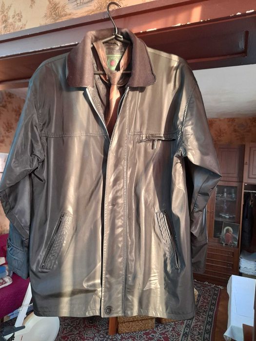 Запазено 3/4 яке