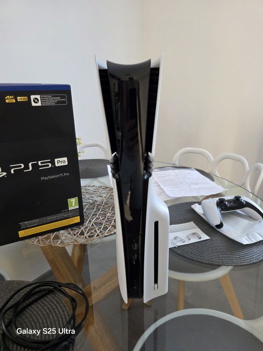 Vând ps5 pro 2 tb in stare perfecta