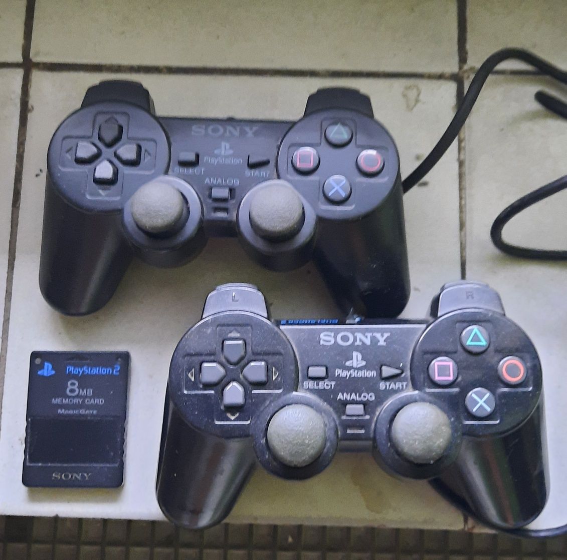 Play Station 2  джойстик 1 брой и дискове