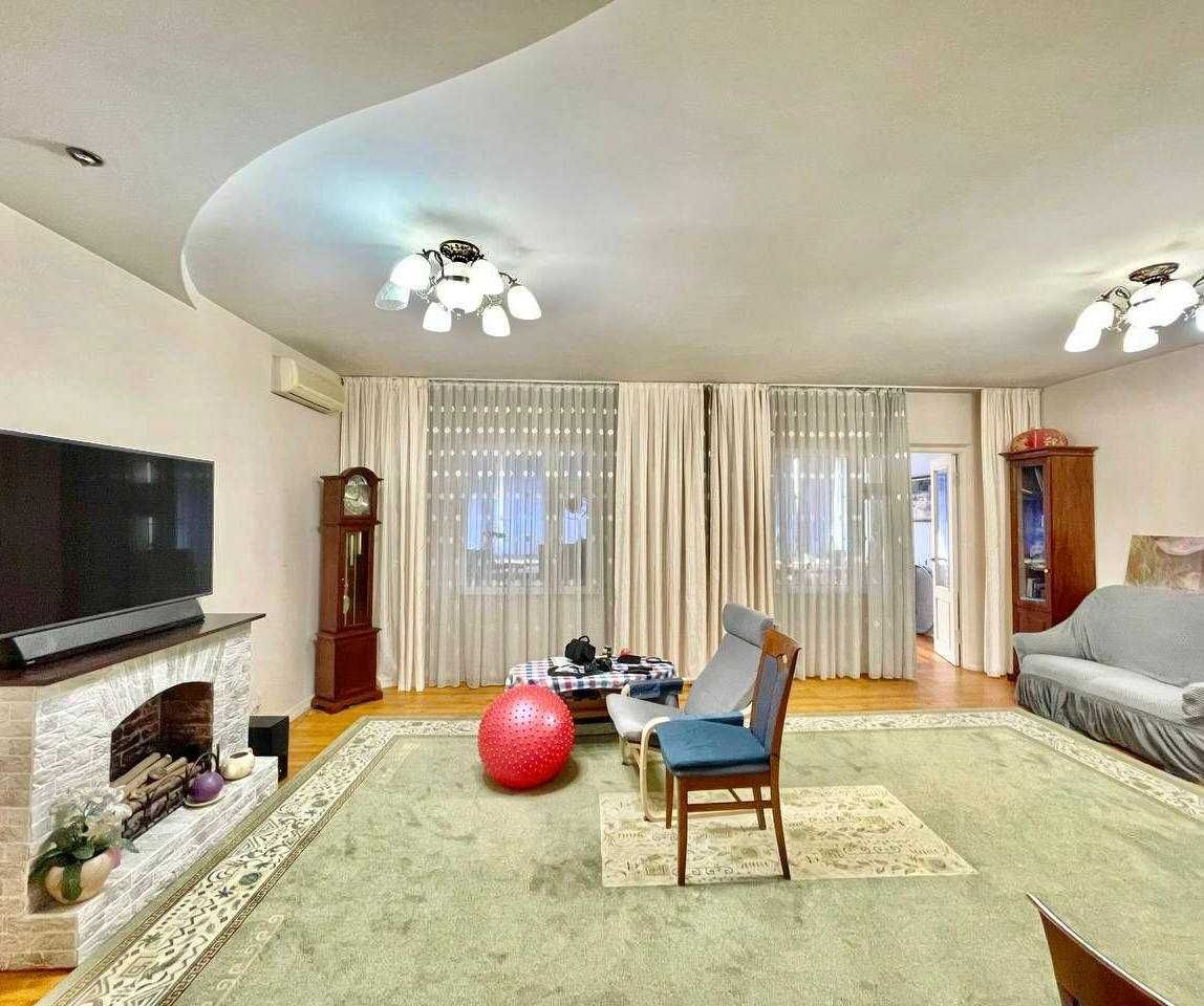 Продается 4 комнатная квартира 180  м.кв на ул.Айбека