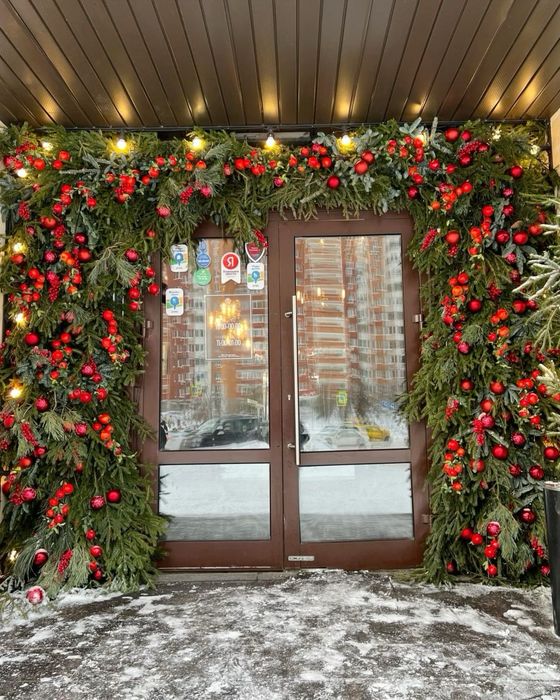 Новогодняя арка на вход, игрушками хвойными ветками