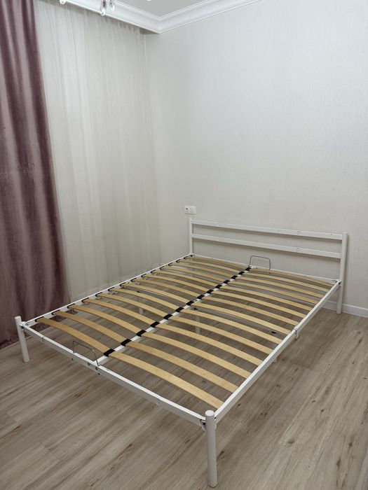 Кровать с матрасом и без