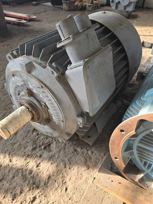 Ел. Двигател 132 кВ / 735 об. мин - Руски