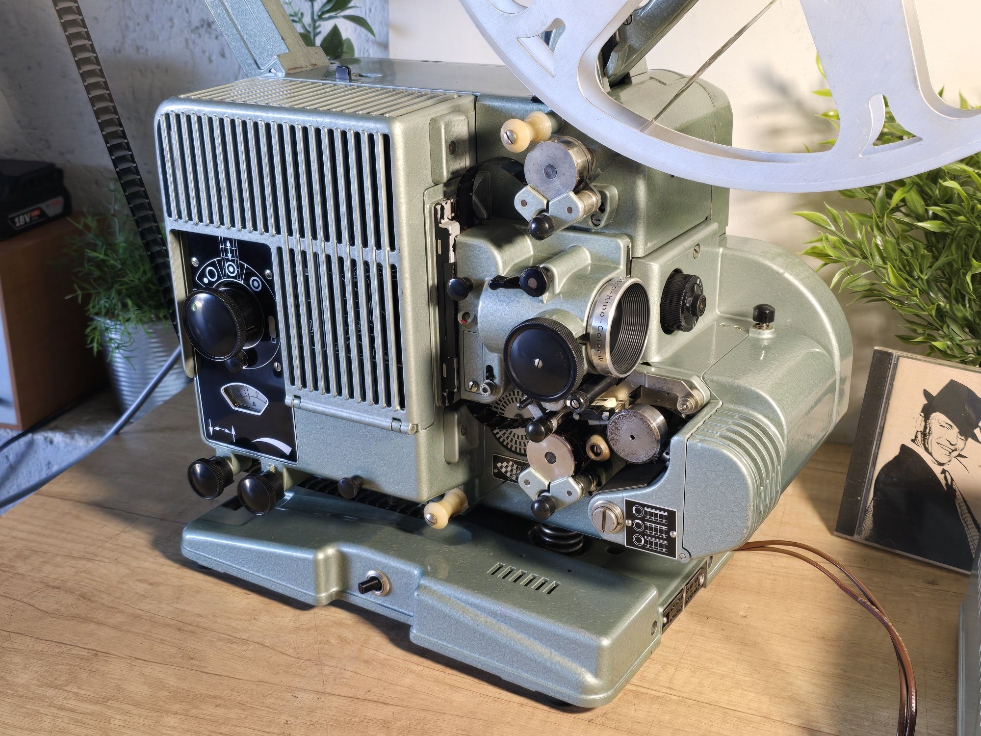 Video proiector 16mm SIEMENS 2000, amplificator audio cu lămpi
