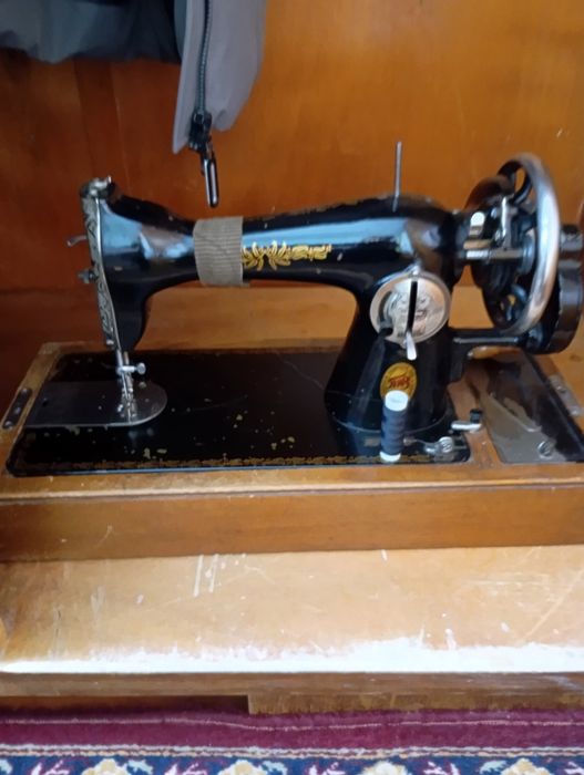 Продам швейную машинку.