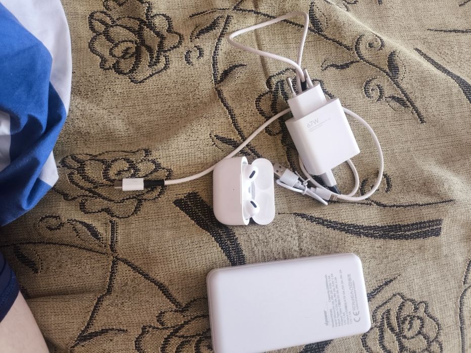 Продам повер банк, наушник и зарядку