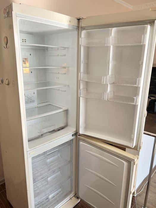 Продам Холодильник LG