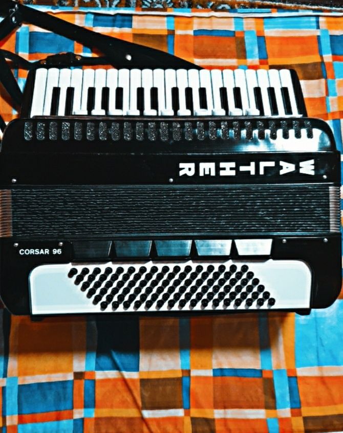 Vând acordeon Walther Corsar96