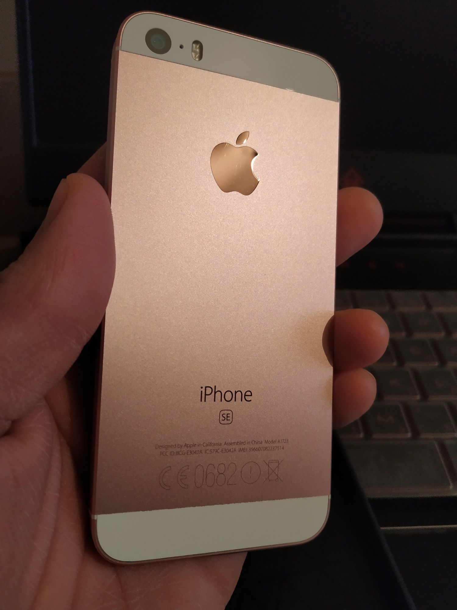 iPhone SE 32гб розовое золото