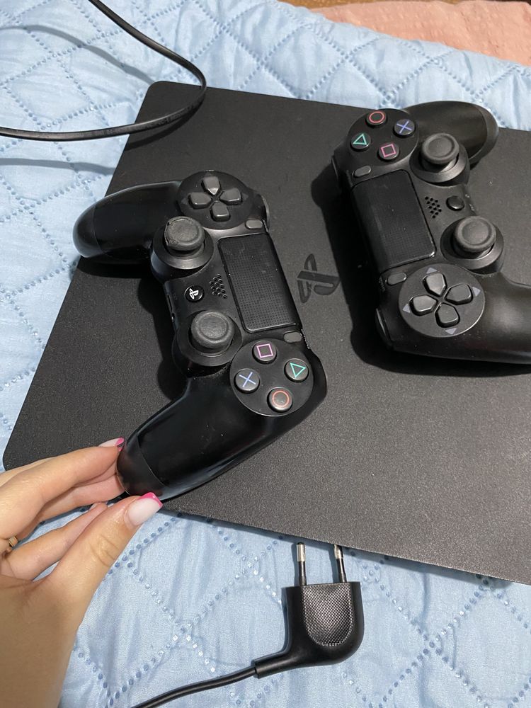 Vand ps4 in stare foarte buna